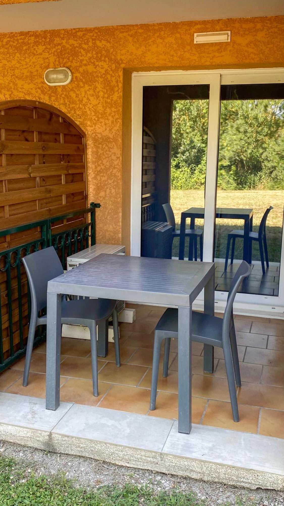 Joli 27m2 Terre D'ocre En Village En Camargue * Arles