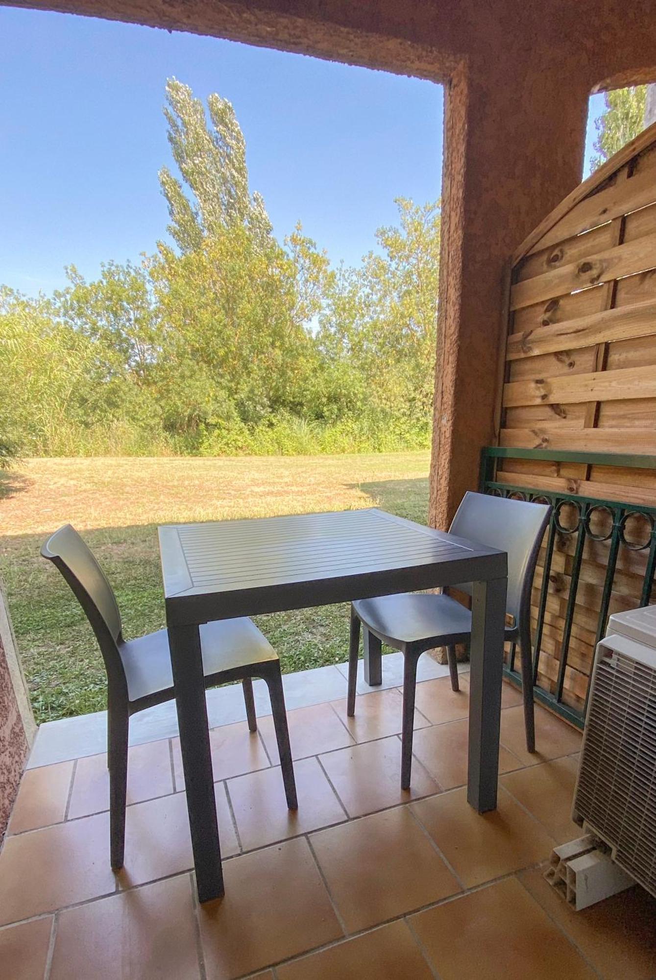 Joli 27m2 Terre D'ocre En Village En Camargue Arles
