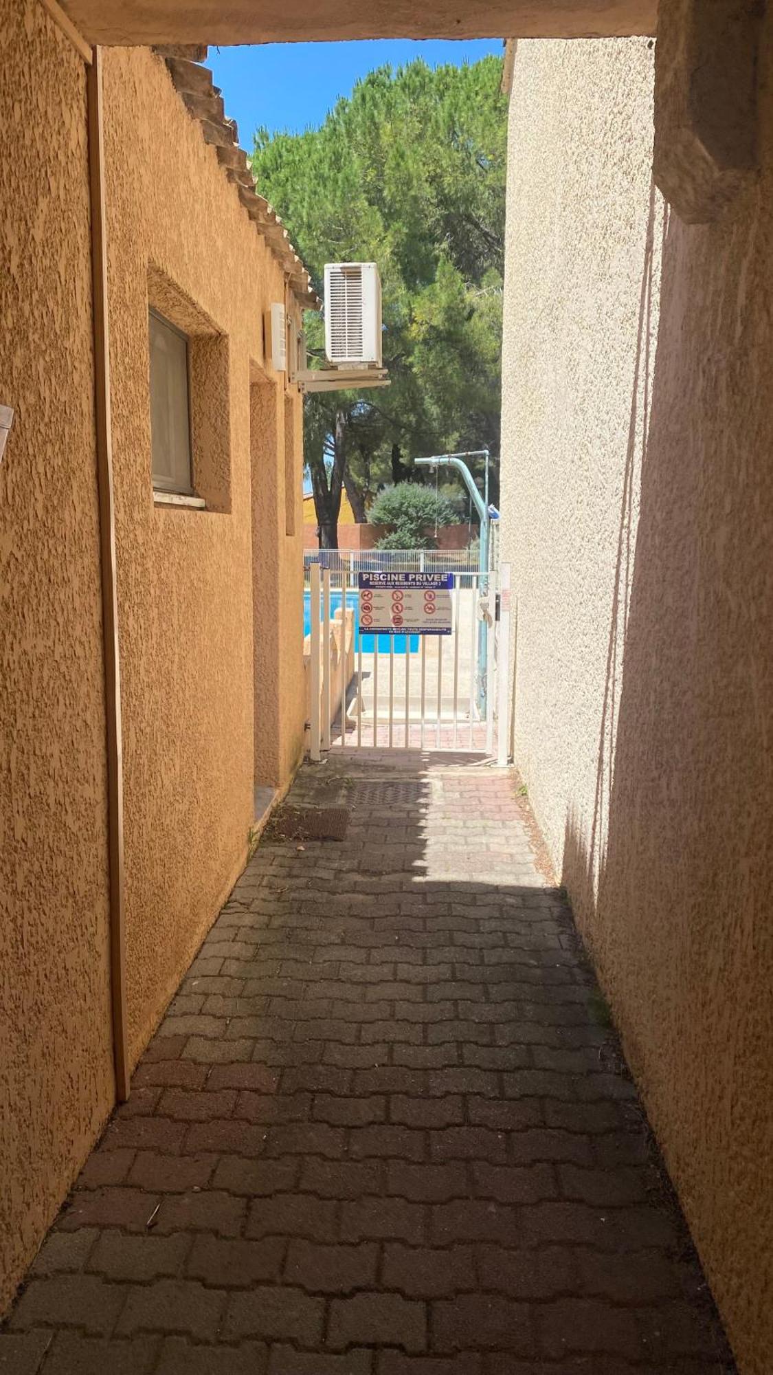Joli 27m2 Terre D'ocre En Village En Camargue Appartement *