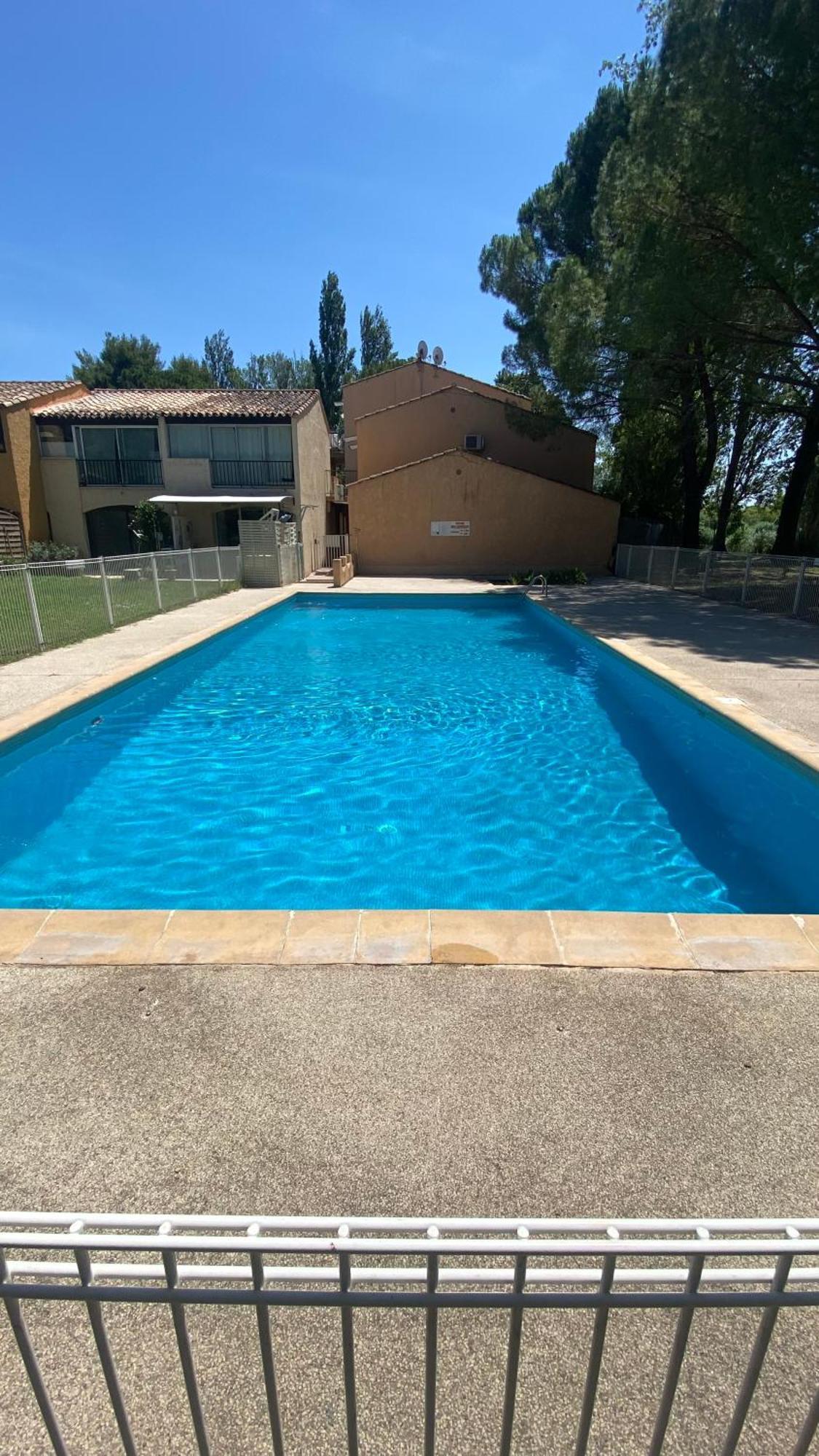 Joli 27m2 Terre D'ocre En Village En Camargue *